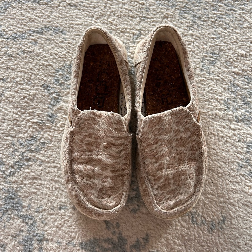 Woman’s hey dude shoes leopard cheetah print slip on shoes size 7